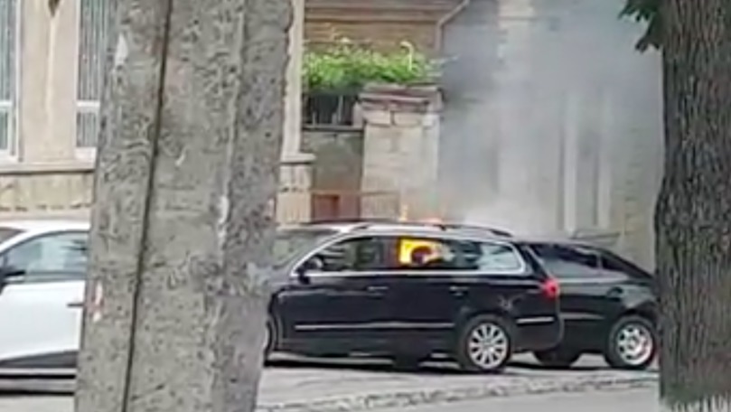 Mașină în flăcări, filmată pe o stradă din Capitală