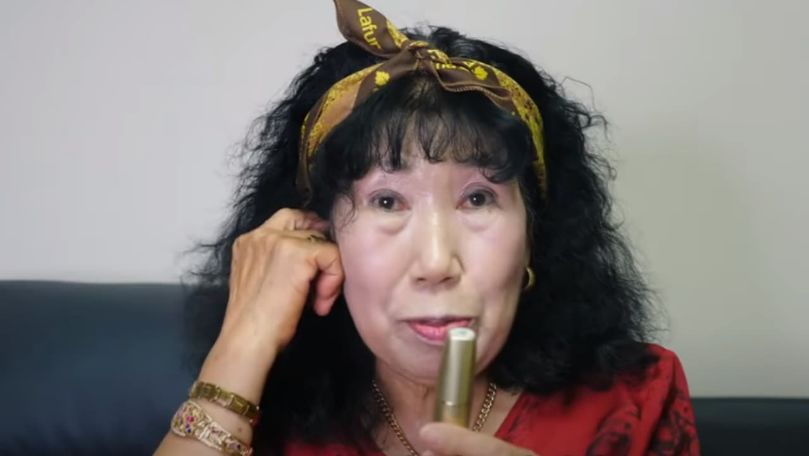 O bunică de 74 de ani din Coreea de Sud dă tinerilor lecții de vlogging