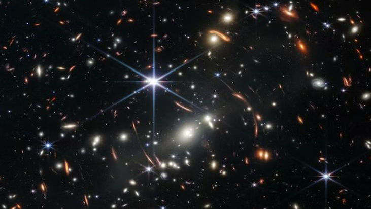 Webb a descoperit o galaxie uimitoare la marginea Universului