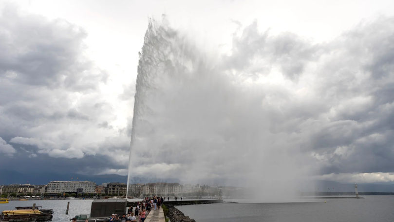 A vrut să îmbrățișeze jetul de apă din Lacul Geneva și a ajuns la spital