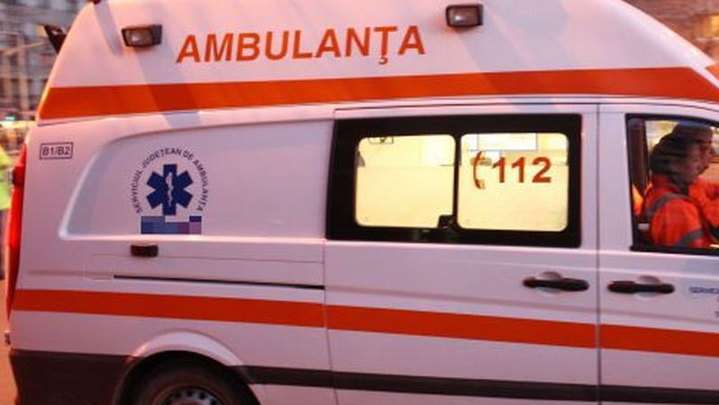 Ambulanță cu pacient în interior, oprită ca asistenta să culeagă flori