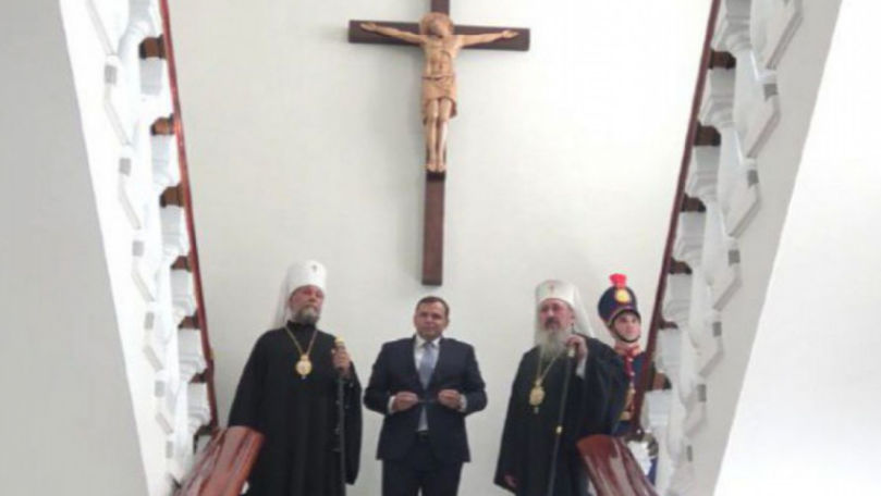 В воскресенье в холе здания МВД состоялась церемония освящения распятия. 