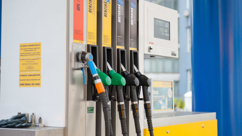 Scumpirile continuă: Noile prețuri plafon la carburanți afișate de ANRE