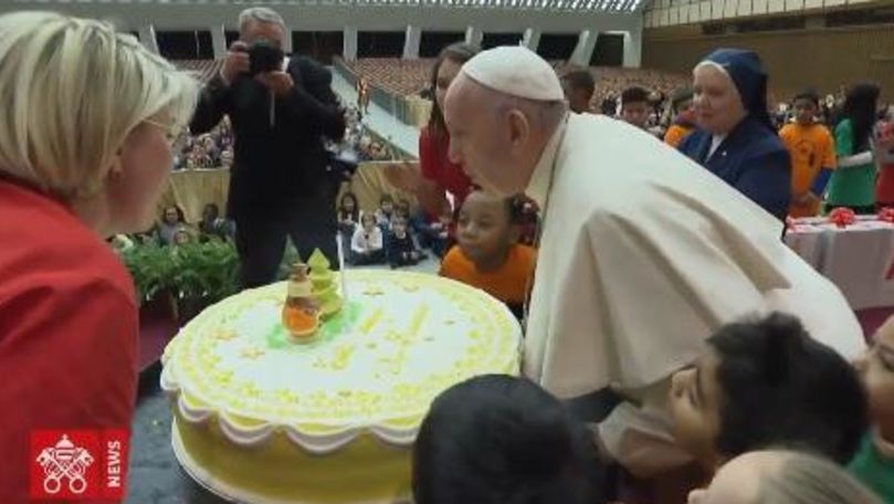 Papa Francisc a primit în dar un tort uriaş la ziua sa de naștere