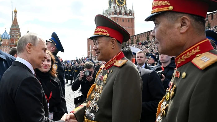 Momentul în care Vladimir Putin le mulțumește generalilor nord-coreeni