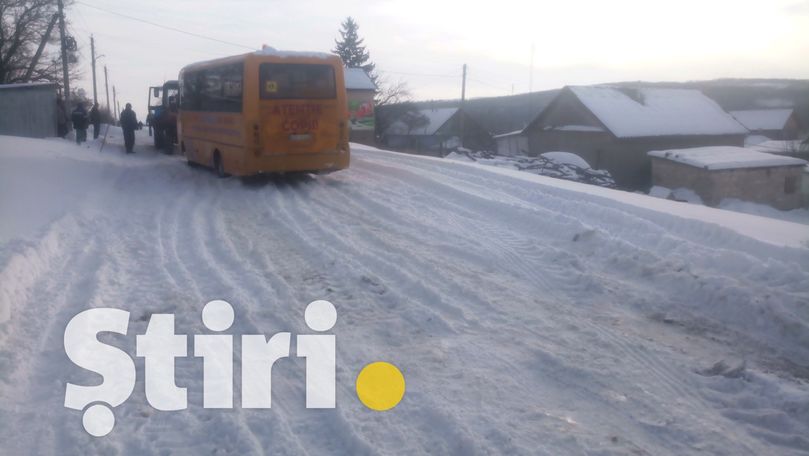 Autobuz școlar plin cu copii, blocat în nămeți la Criuleni