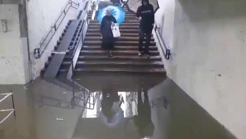 Subterană din Capitală, inundată în totalitate: Oamenii merg prin apă