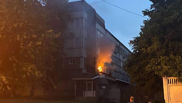 Incendiu în Chișinău: Trei echipaje de pompieri au intervenit