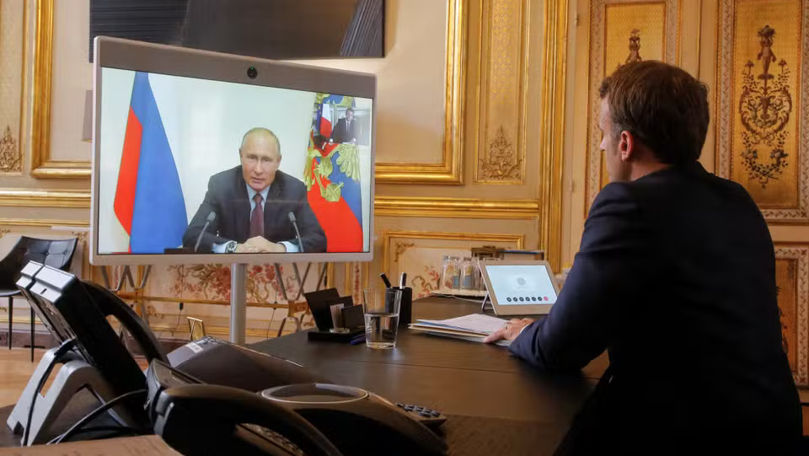 După trei ani, Emmanuel Macron și Vladimir Putin au discutat telefonic