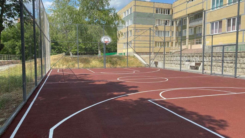 Un nou teren de baschet pentru elevii Liceului Dacia din Capitală