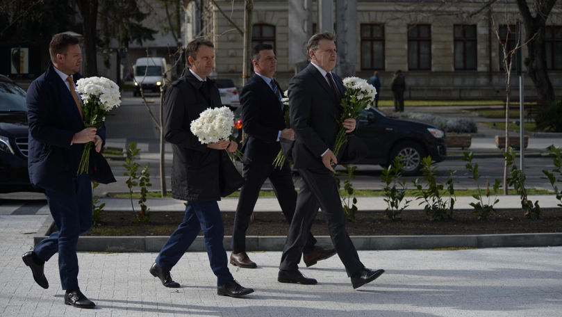Crin Antonescu a depus flori la monumentul Reginei Maria din Chișinău