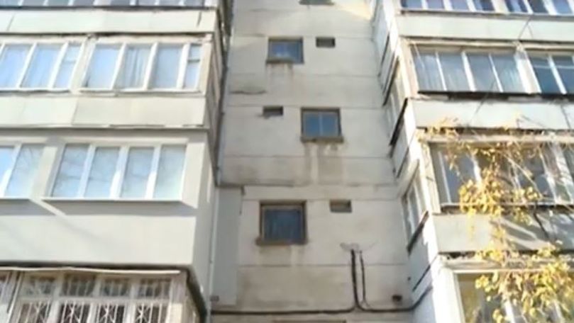 Locatarii unui bloc din Capitală trăiesc cu mucegaiul în casă