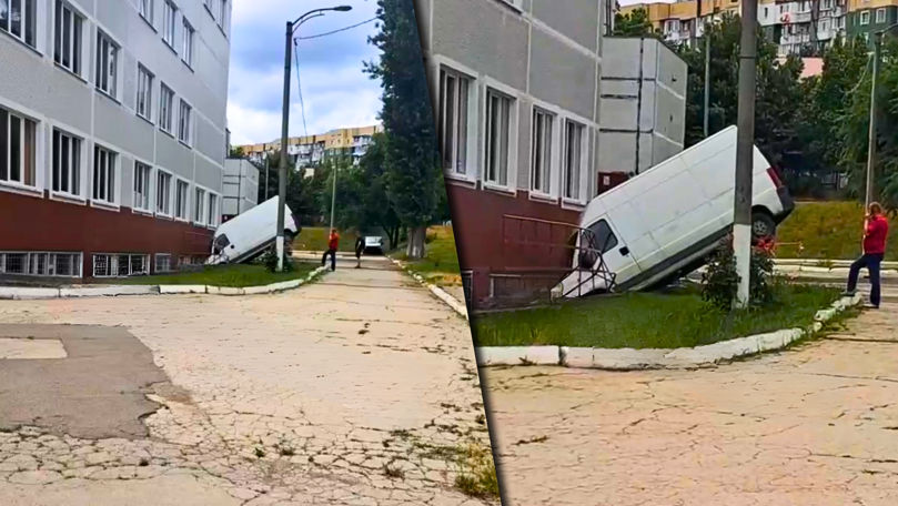 Chișinău: Un microbuz a căzut la intrarea în subsolul unui liceu