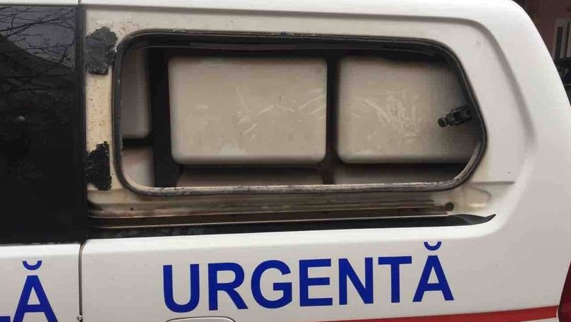 O ambulanță a fost vandalizată la Ștefan Vodă de un individ agresiv