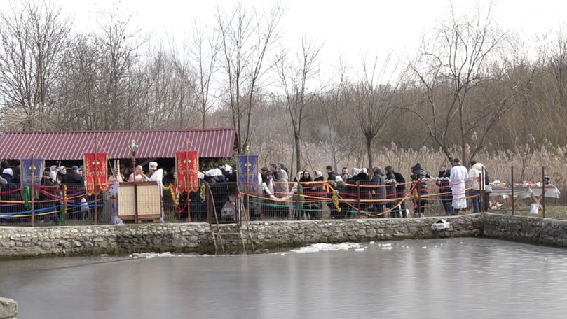 De Bobotează, oamenii s-au scufundat în ape la mănăstirea din Rămăzan