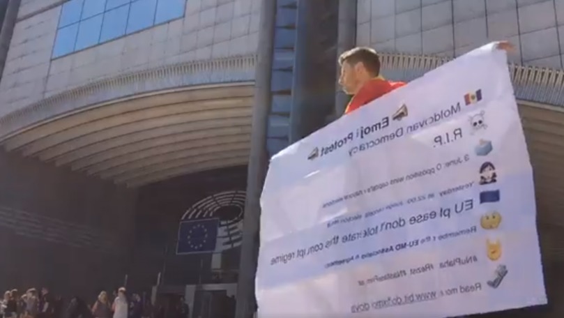 Un tânăr din R.Moldova a protestat în fața Parlamentului European