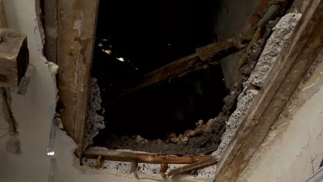 Tavanul unui bloc din Chișinău a căzut peste o femeie țintuită la pat