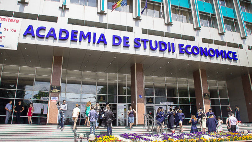 Studenta surprinsă că făcea sex în timpul orelor online, exmatriculată