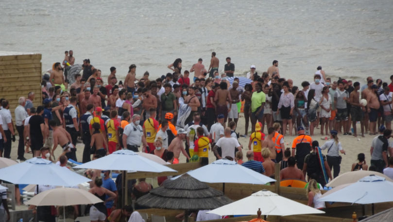 Bătaie pe o plajă din Belgia: Umbrele, folosite împotriva polițiștilor