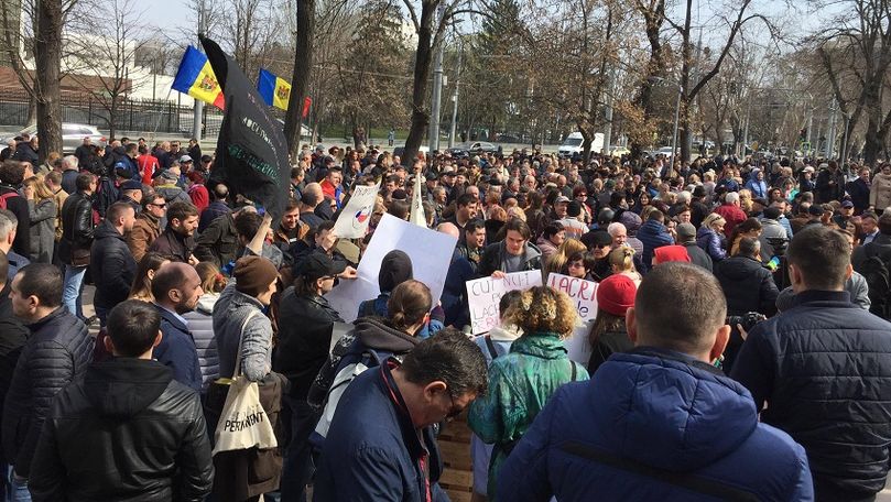 Protestatarii din fața Parlamentului cer demisia lui Jizdan și Pînzari