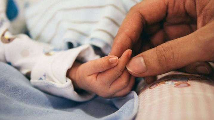 La un pas de tragedie: Un bebeluș, spitalizat după ce a băut peroxid
