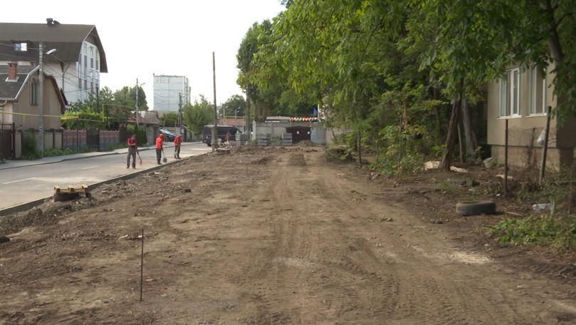 Locatarii unui bloc din Durlești, revoltați de construcția unei parcări