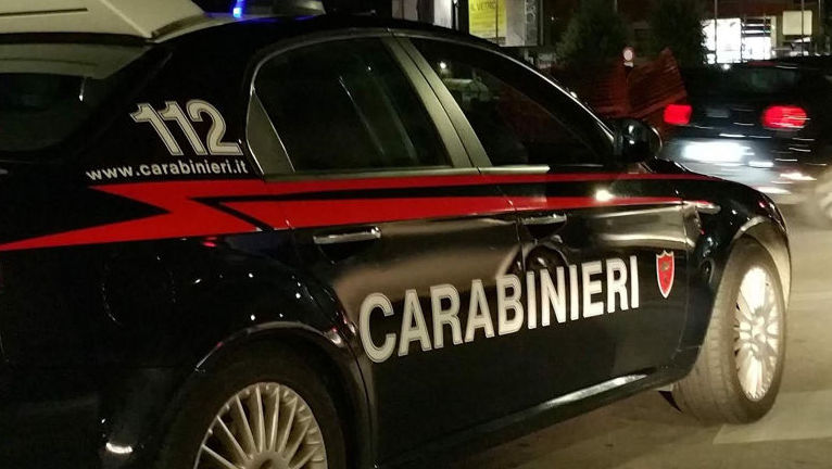 Doi tineri, reținuți de carabinieri: Dețineau substanțe interzise