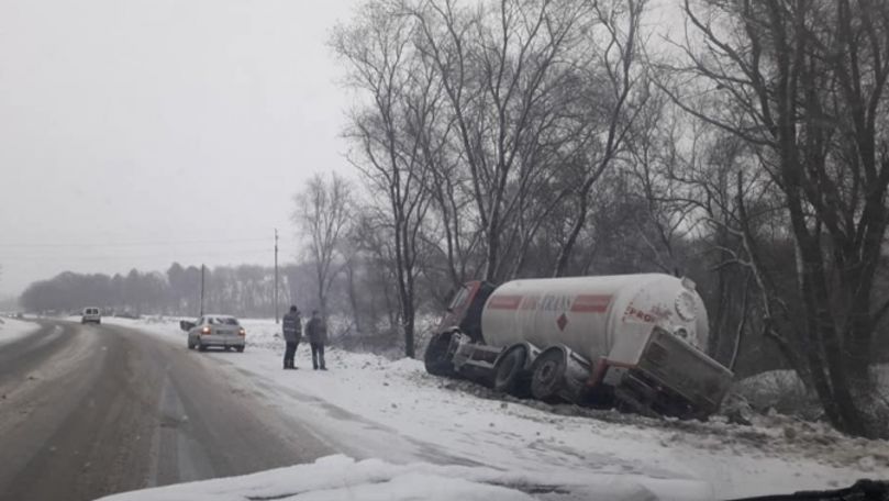 O autocisternă a derapat și a ajuns într-un șanț la Chetrosu