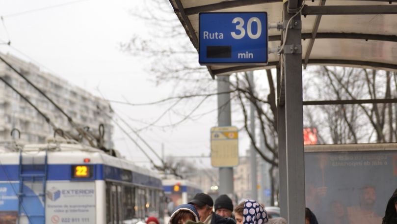 Panouri dotate cu sisteme GPS, montate în stații din Chișinău