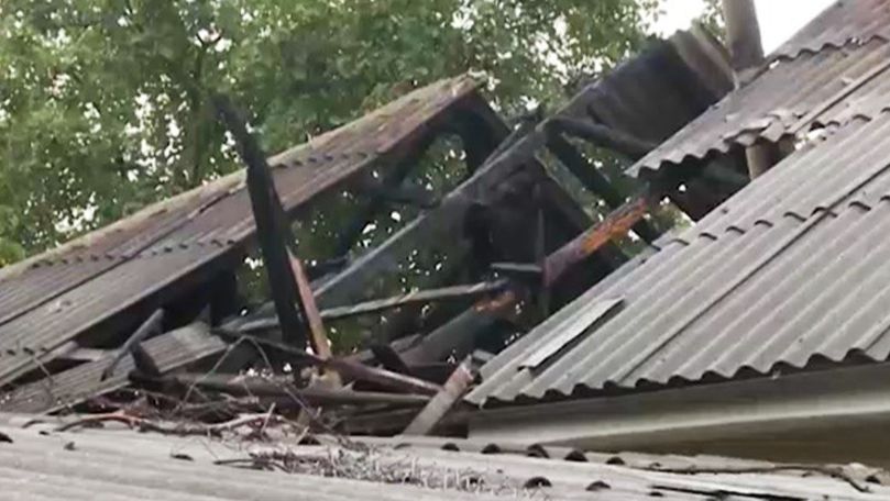 Casa mistuită de flăcări în urma fulgerului era în plină reparație