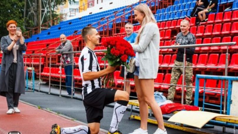 Un fotbalist a înscris un gol, iar apoi și-a cerut iubita în căsătorie