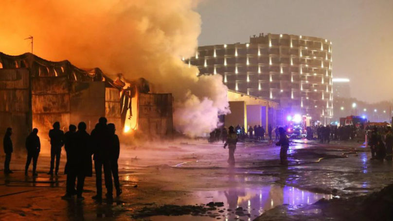 A ars ca o torță: Depozitul unei piețe din suburbia Moscovei a luat foc