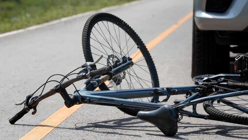 Un biciclist, în stare gravă la spital după ce a fost lovit de un BMW