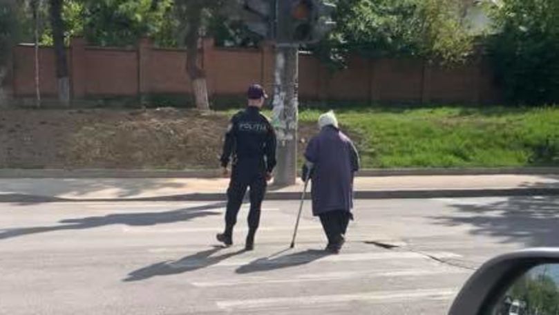 Polițist din Chișinău, filmat cum ajută o bătrână în timpul său liber