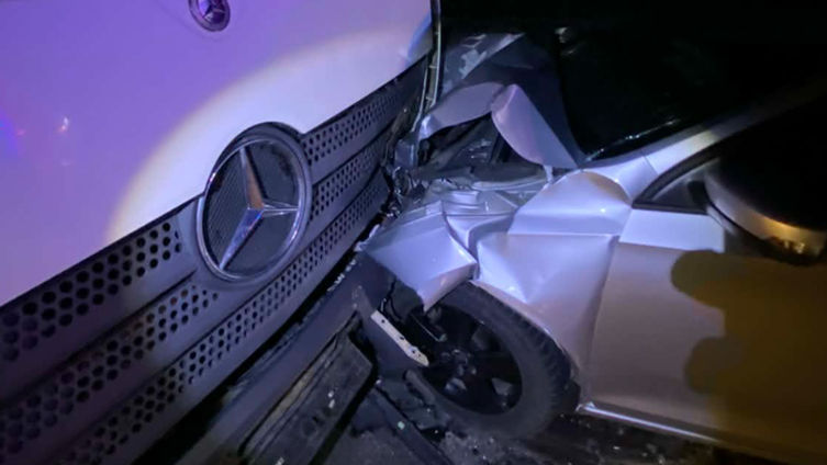 Accident la Ialoveni: Cinci persoane, transportate la spital după un impact frontal între o mașină și un camion.