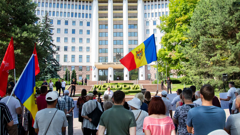 Перед зданием парламента проходит акция протеста.