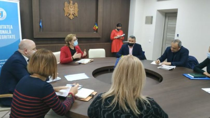 Выборным должностным лицам будет разъяснен режим конфликта интересов.