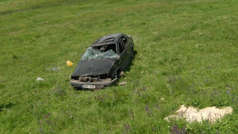 Un automobil s-a răsturnat în șanț la Ialoveni: Șoferul era beat