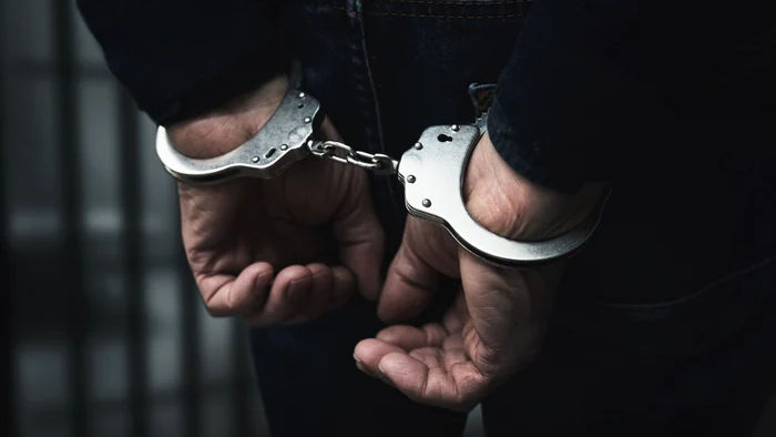 Pătrundeau în locuințe pe timp de noapte și furau: Doi bărbați, reținuți