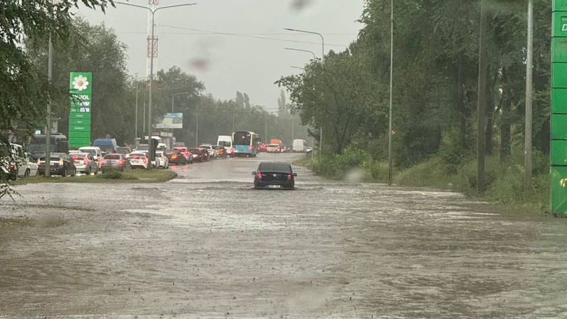 Ploaia a făcut ravagii în Capitală. Străzile, transformate în râuri