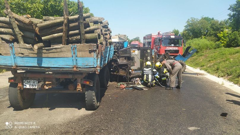 Tractor rupt în două de un camion la Cimișlia: Un bărbat a murit pe loc