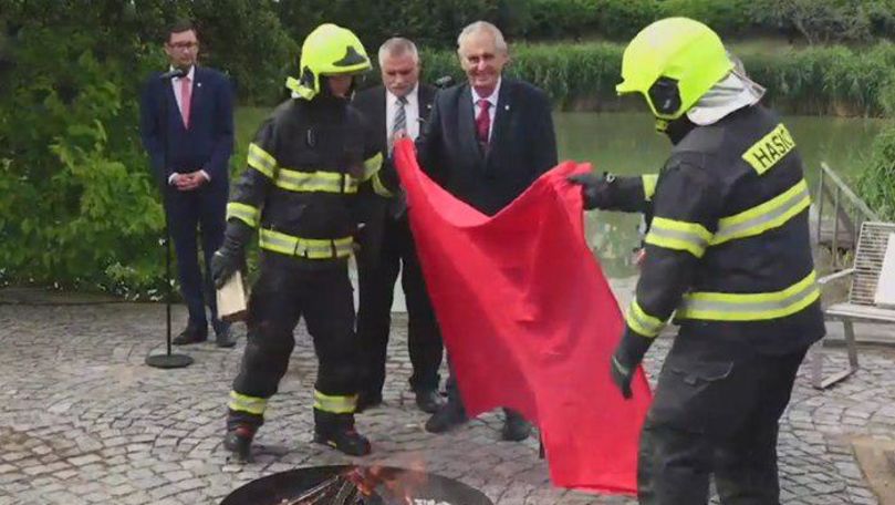 Președintele Cehiei a ars o pereche de chiloţi roşii în fața presei