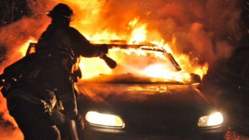 Pompierii, în alertă: Două mașini, făcute scrum la Comrat