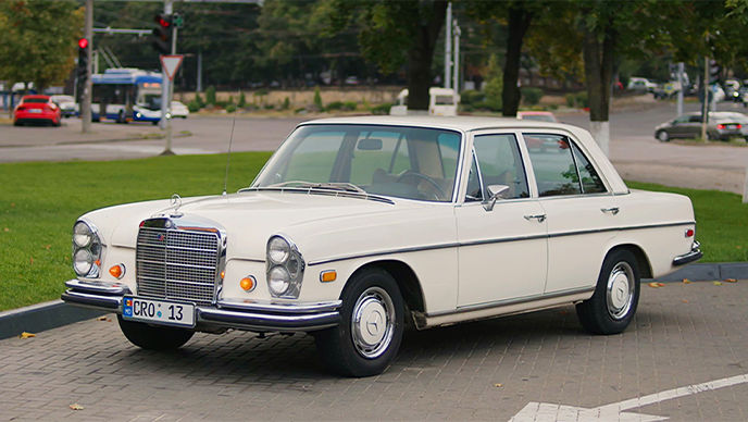 Tânărul moldovean care și-a cumpărat un Mercedes S-Class clasic din 1969