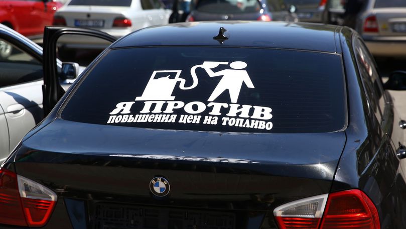 Водитель такси говорит, что был оштрафован на 300 леев за "несанкционированную рекламу". Фото: unimedia.info.