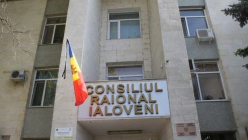 Protest la Consiliul Raional Ialoveni: Demisia, jos mafia, Sajin afară