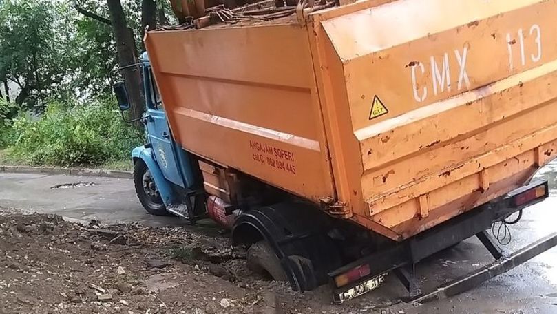 В столице спецавтомобиль застрял в дорожной яме.
