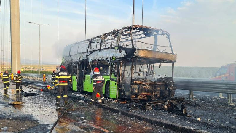 Autocar cu ucraineni, în flăcări pe podul peste Dunăre de la Brăila