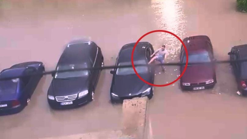 Șofer din Chișinău, filmat cum intră pe geam în mașina inundată
