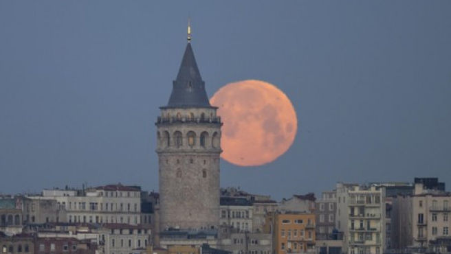 Luna a devenit roșie, cu ocazia unei eclipse. Imagini spectaculoase